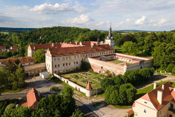 Skvost zapomenutý a znovuzrozený. Zámek Uherčice Skvost zapomenutý a znovuzrozený. Zámek Uherčice